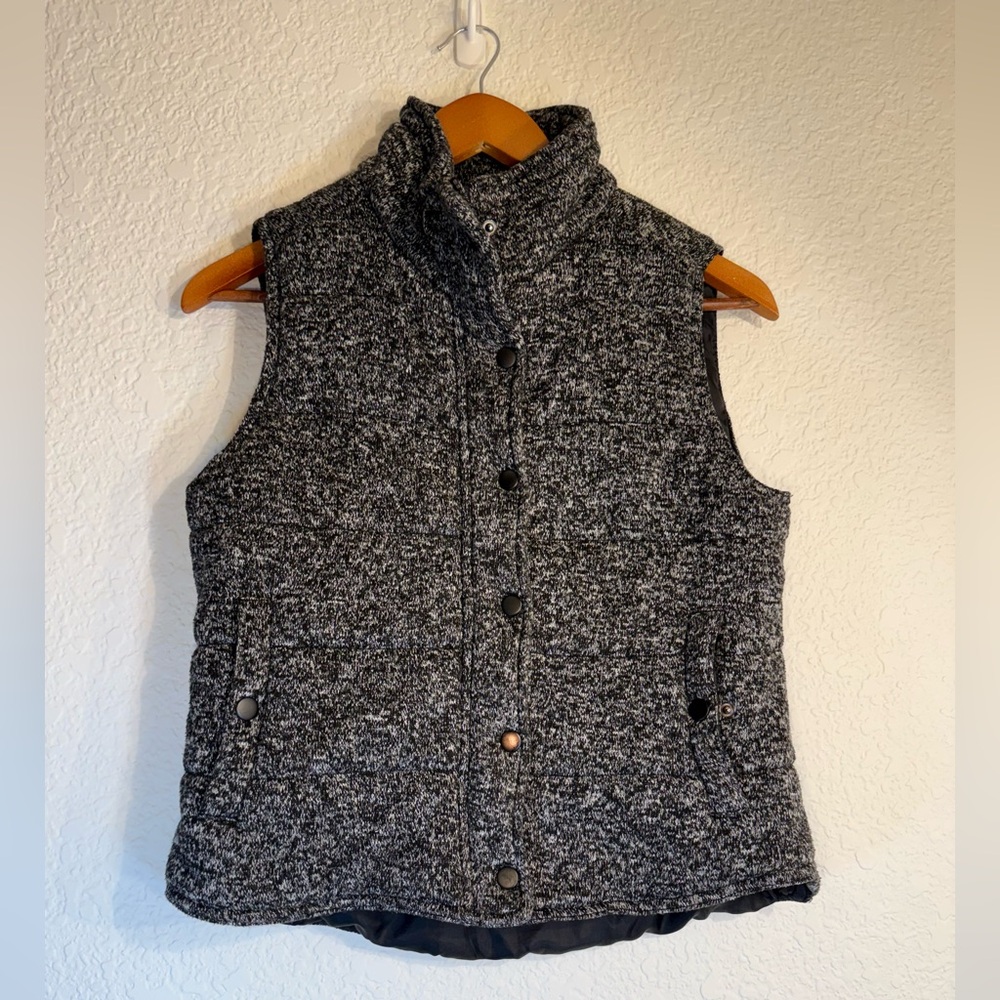 Be Cool Puffer Vest in a black and white marled textured design. Women’s size‎ M